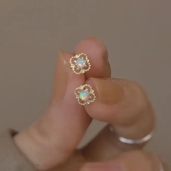 Opal Small Stud Flower Earrings NEW - Picture 2 of 5